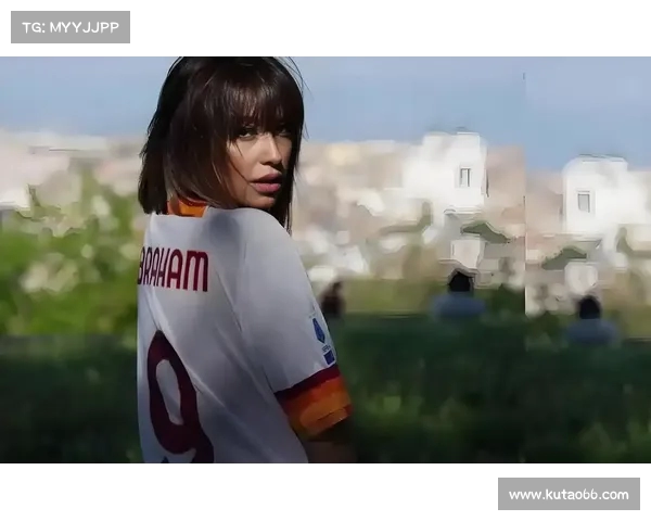 热那亚球衣模特拍摄后未获球衣 仅收到两瓶酒作为报酬 热那亚球衣模特拍摄后未获球衣 仅收到两瓶酒作为报酬